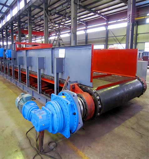 Alimentateur à tablier composite pour matériaux en vrac